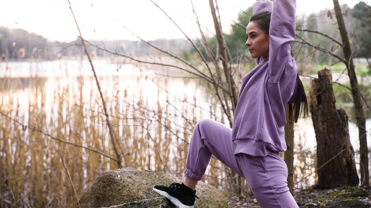 숲에서  ⁇ 고 있는 여자