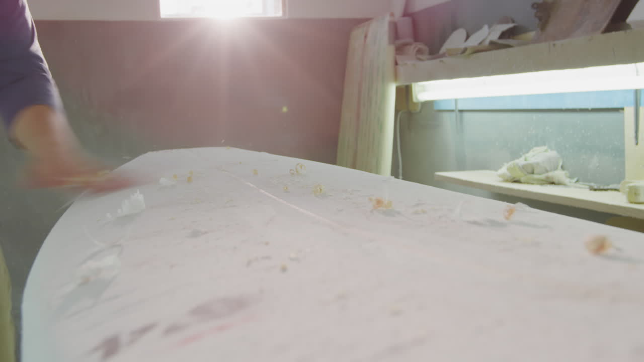 남성 서프보드 제작자 가 작업실 에서