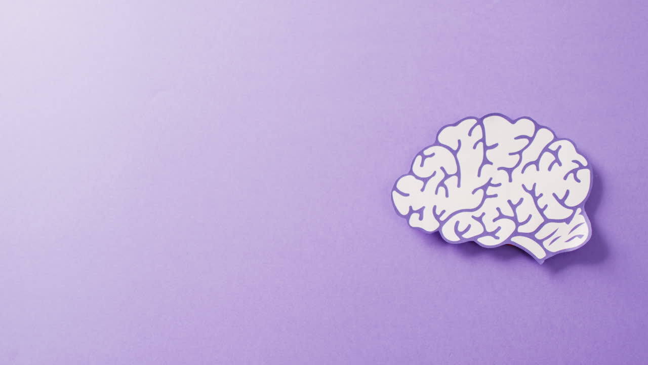 video de cerebro de papel púrpura y blanco sobre fondo púrpura con espacio para copiar