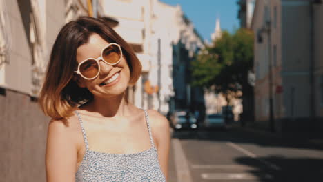 mujer sonriente en la calle de la ciudad