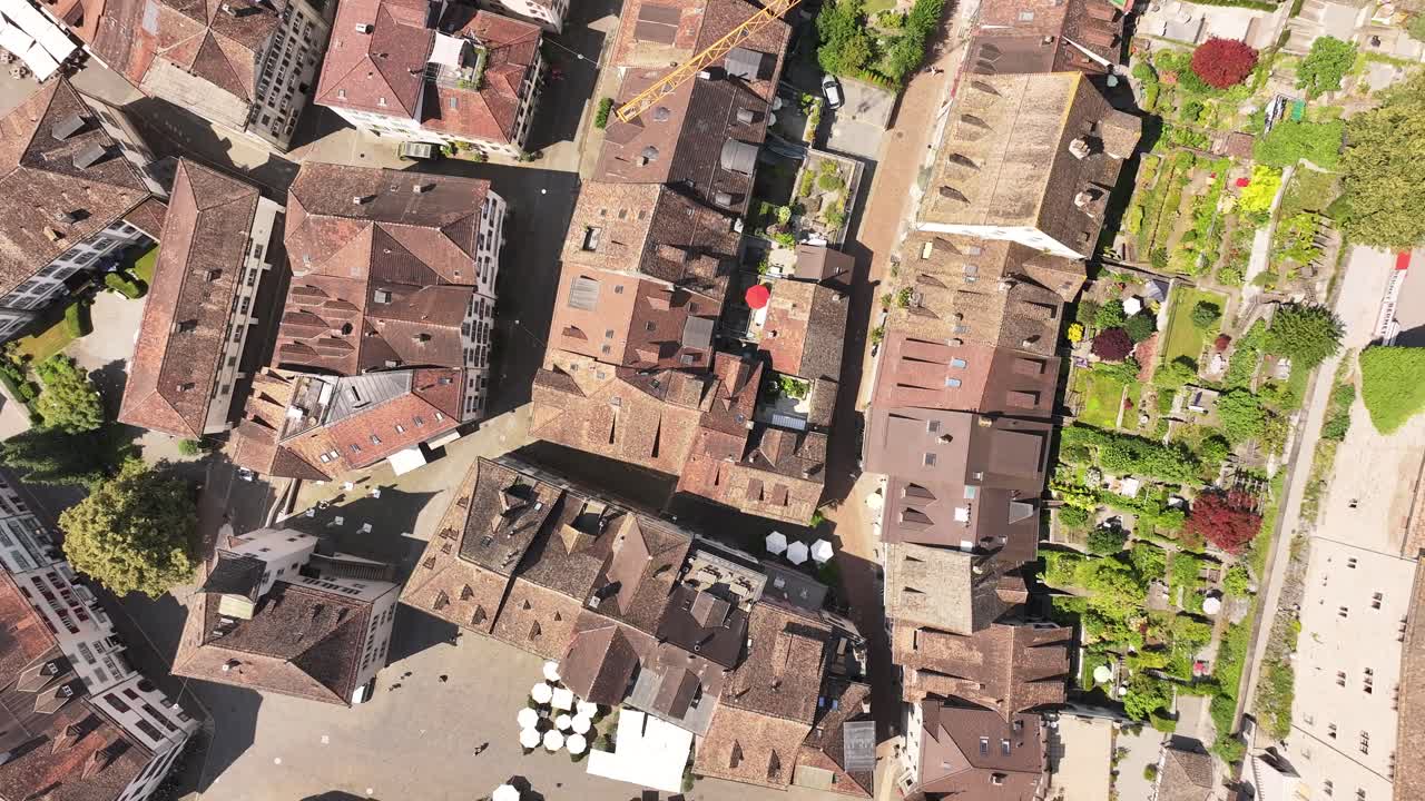 스위스 취리히 시 (zürichsee) 의 퍼스빌 (rapperswil) 의 주거 구역의 위에서 아래로 보이는 모습. 호수변의 매력적인 생활과 공동체 레이아웃의 개념을 보여줍니다.