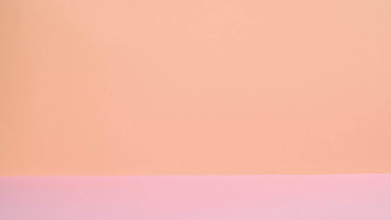 tres tazas de pudines con cremas aparecen en el tema pastel rosa naranja. detenga el movimiento