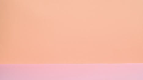 tres tazas de pudines con cremas aparecen en el tema pastel rosa naranja. detenga el movimiento
