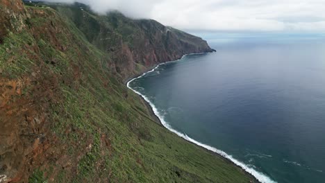 Vista-De-Drone-De-Un-Lado-De-Una-Isla-Con-El-Océano-Al-Fondo