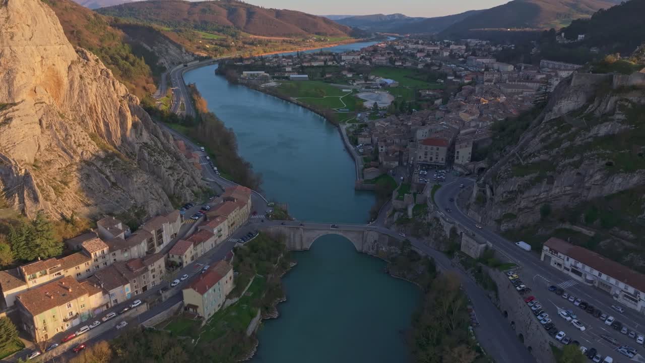 Luz de la hora dorada sobre los tejados de Sisteron en el sur de Francia.
