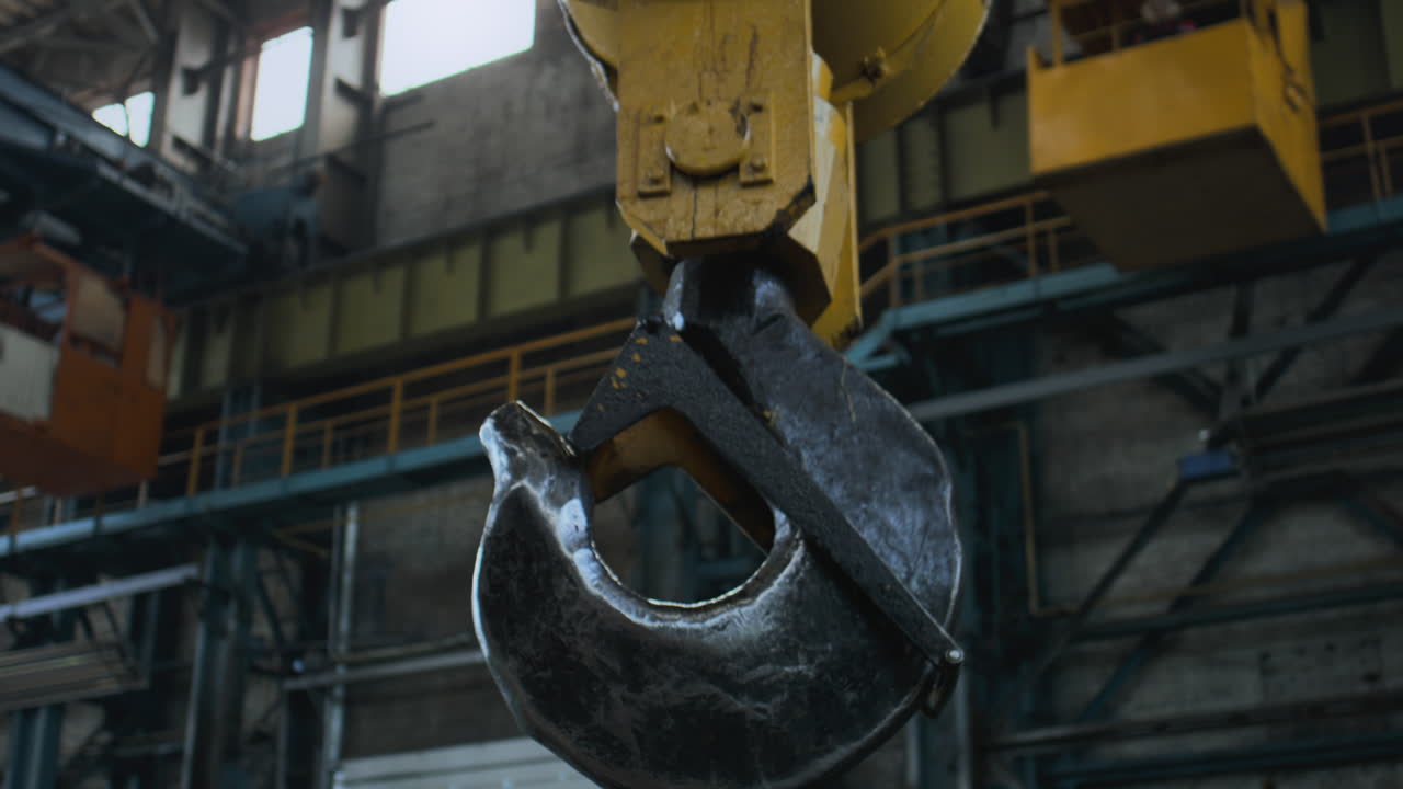 gancho de grúa industrial en una fábrica
