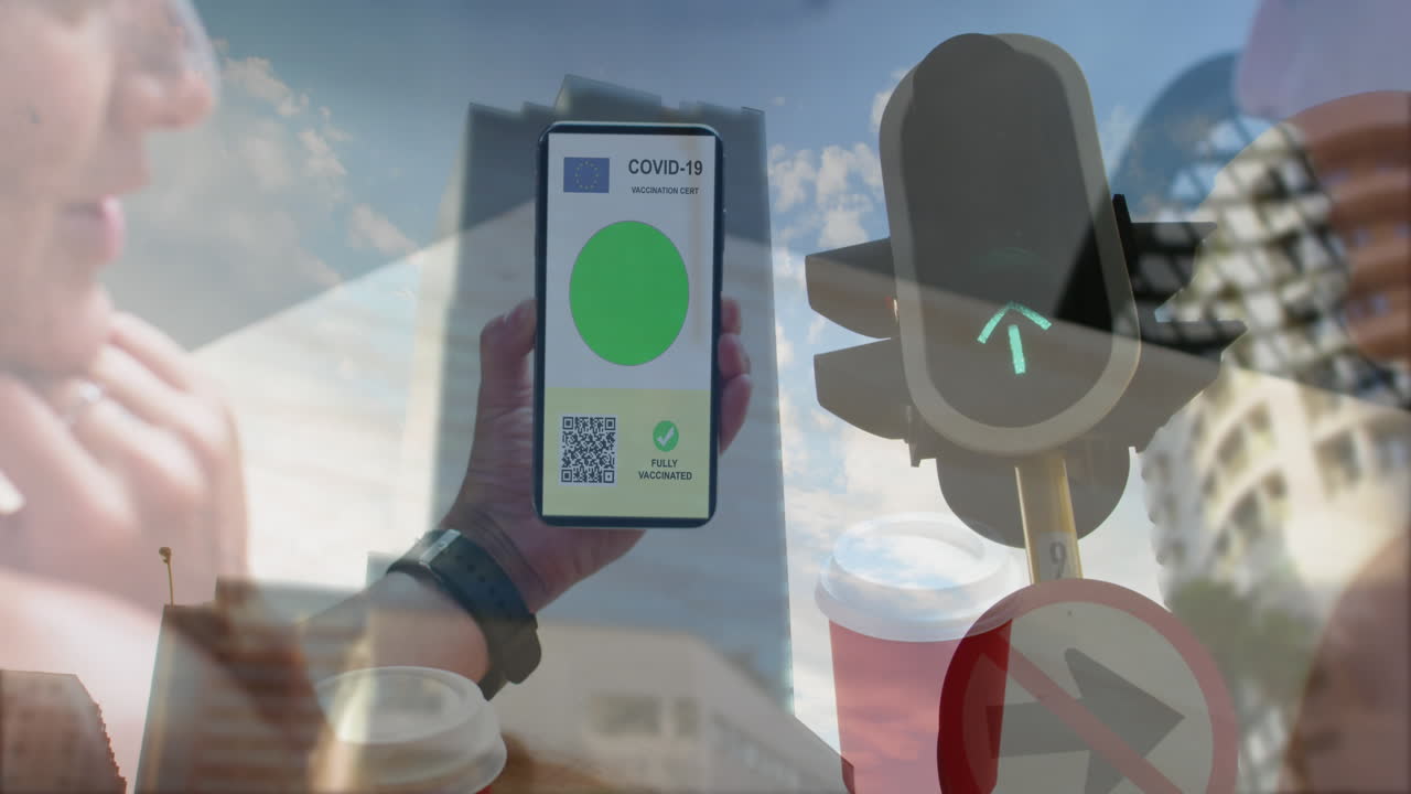 트래픽 신호등에 대항하여 화면에 qr 코드가 있는 스마트폰을 들고 있는 여성의 구성