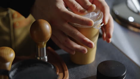 barista preparando bebidas de café
