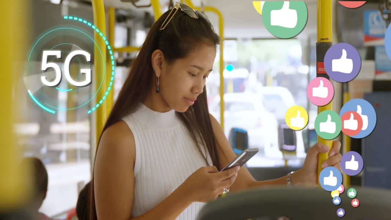 버스에서 스마트폰을 사용하는 여성을 상대로 움직이는 원과 디지털 아이콘에 5g 텍스트