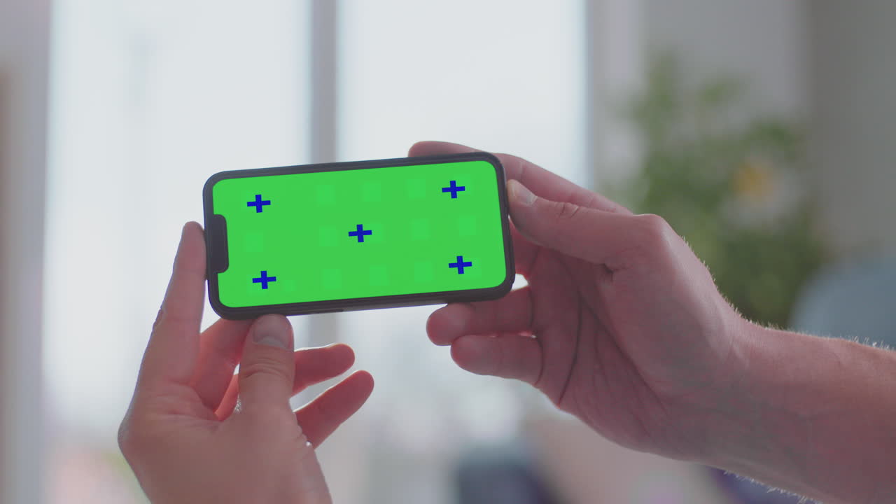 스마트폰을 들고 있는 남자의 손