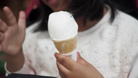 niño disfrutando de helado