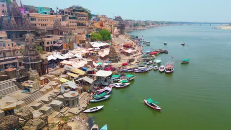 Luftaufnahme-Des-Flusses-Ganga-Und-Der-Ghats-In-Varanasi,-Indien