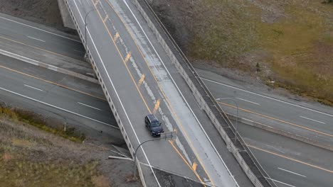 una vista de pájaro del puente meadow creek rd sobre la autopista coquihalla cerca de kamloops: tráfico de otoño