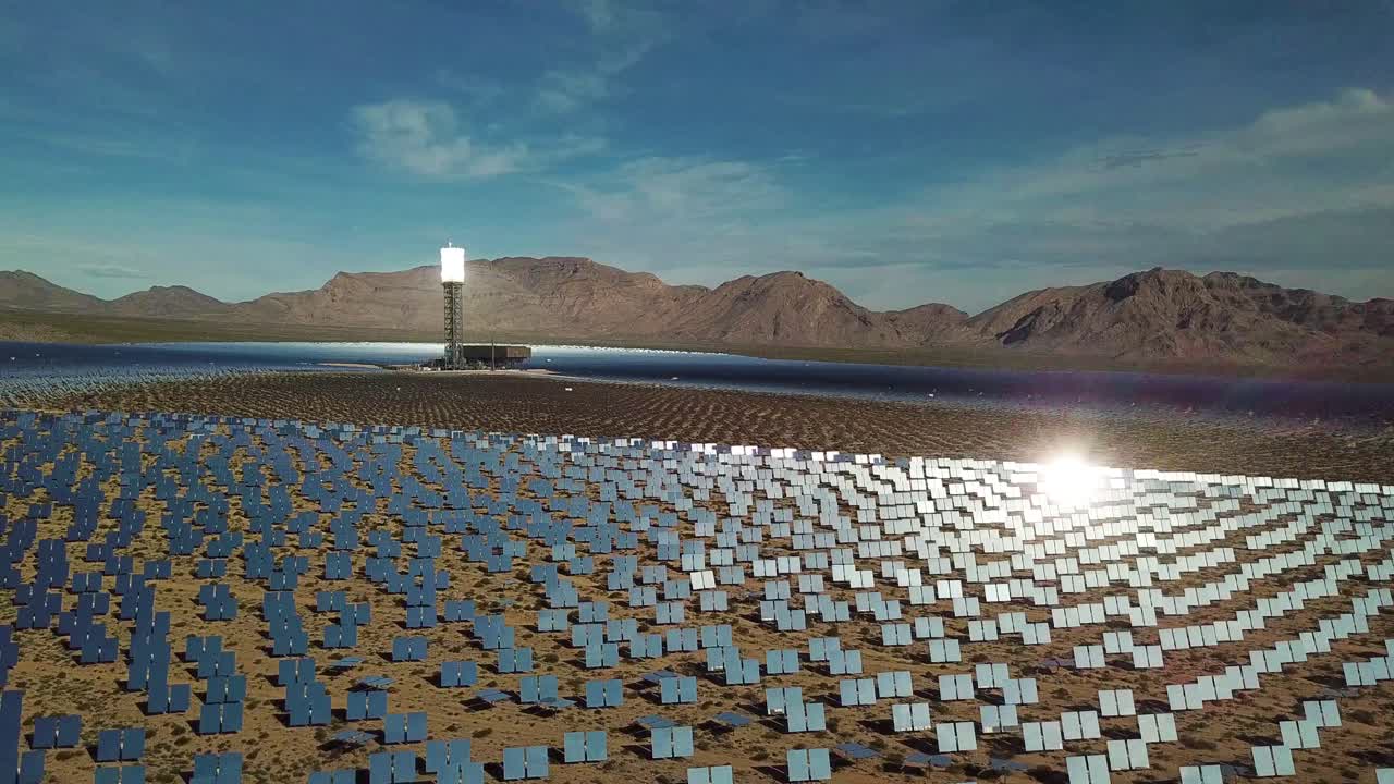 primm nevada 4에 있는 광대한 태양열 발전 시설 위의 드론 공중