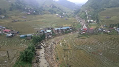 aldea y campos de arroz en sapa en vietnam desde perspectiva aérea
