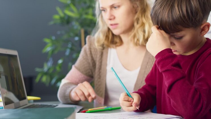 Video di una mamma che aiuta il figlio durante le lezioni online