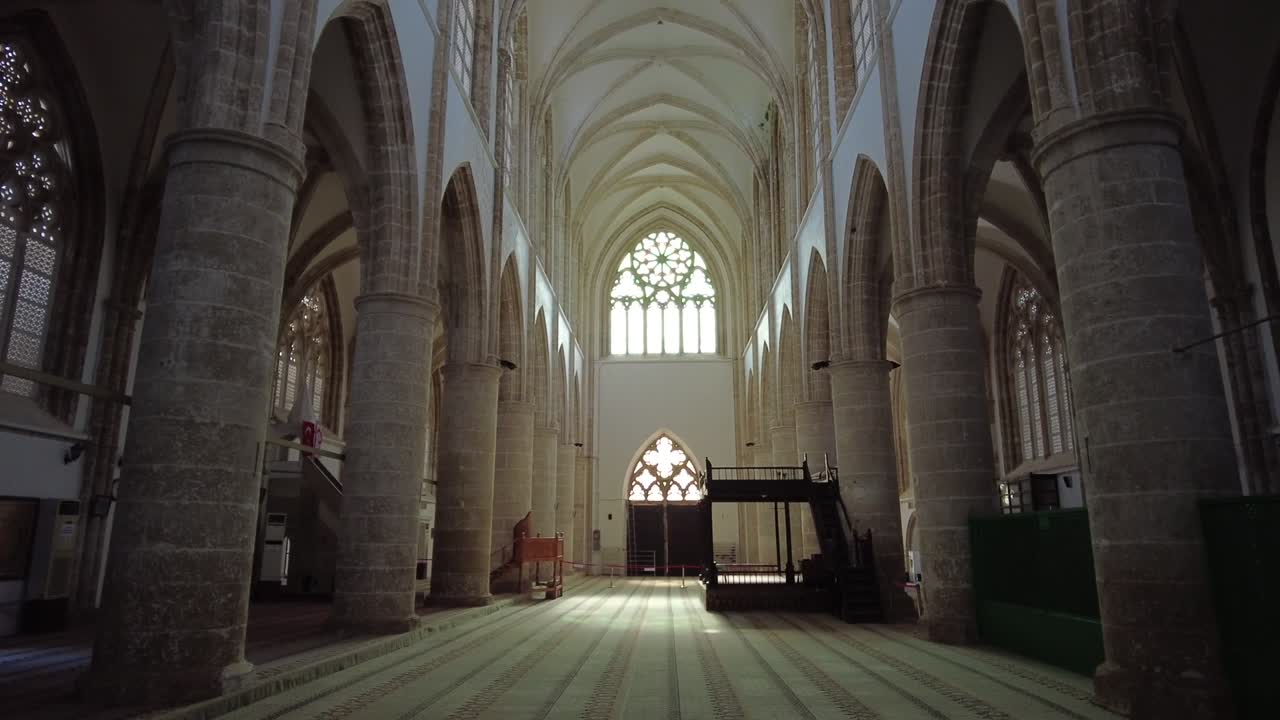 라라 무스타파 파사 카미 (lala mustafa pasha cami) 는 원래 성 니콜라스 대성당 (cathedral of st. nicholas) 이고 나중에 파르마구스타의 성 소피아 모스크 (saint sophia mosque of farmagusta) 로 알려져 있다.
