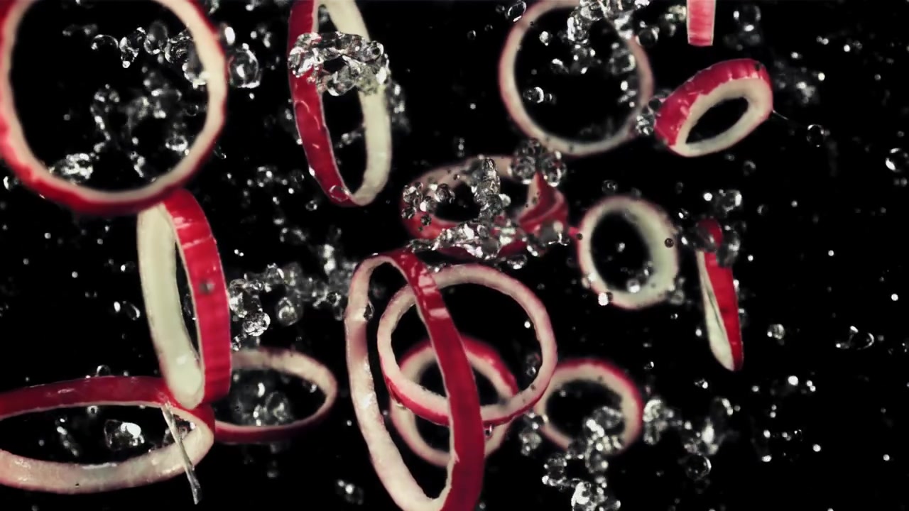 Cincin Bawang Merah Segar Jatuh ke Air dengan Percikan