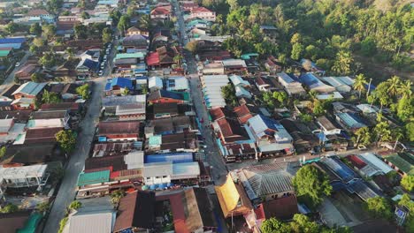 Luftaufnahme-Eines-Ruhigen-Viertels-In-Songklaburi,-Thailand,-Das-Seine-Friedliche-Atmosphäre-Und-Seinen-Lokalen-Charme-Zur-Schau-Stellt