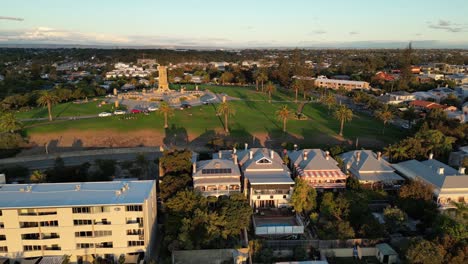 Drone-Volando-Sobre-El-Monumento-A-Los-Caídos-En-La-Guerra-En-Fremantle-Australia-Al-Atardecer---Tiro-Con-Plataforma-Rodante