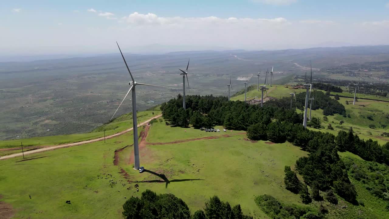 turbina del molino de viento girando en la estación de energía verde en naitobi kenia, control del cambio climático usando energía verde fuente de energía