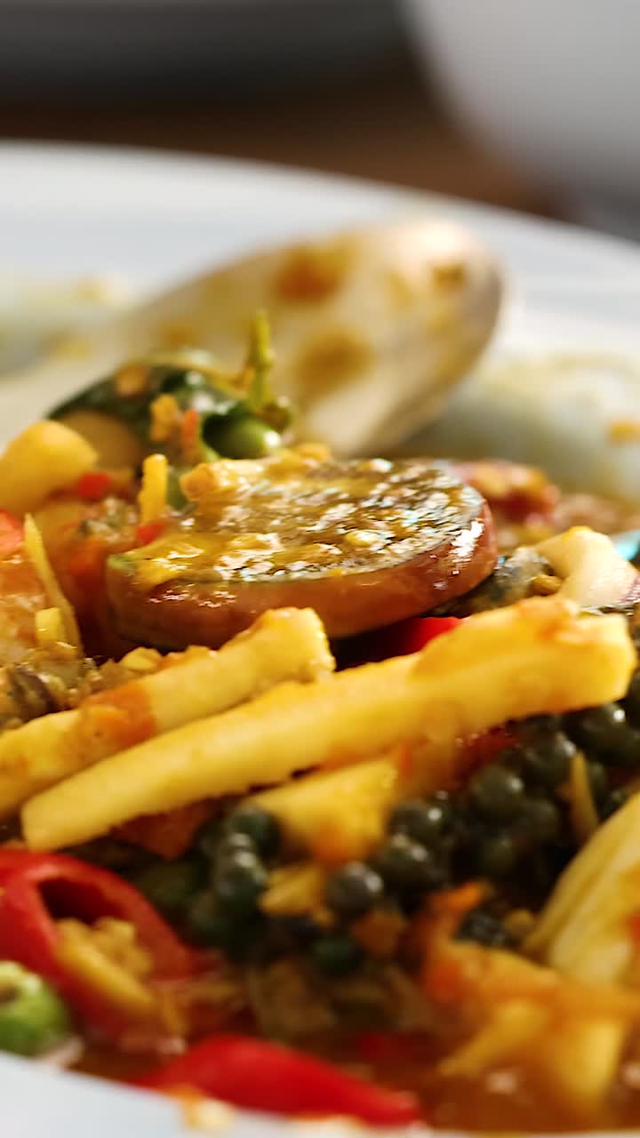 deliciosos platos tailandeses servidos en un restaurante local