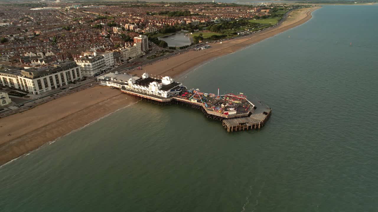 Vista aerea del molo di South Parade che si affaccia sul lungomare di Southsea, sull'attrazione del luna park e sulla costa