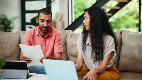 pareja trabajando juntos en las finanzas en el hogar