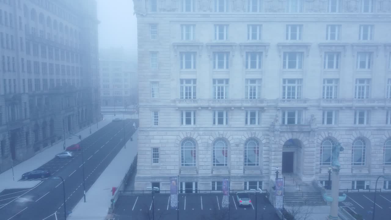 차가운 시내 마법의 스카이 라인 낮은 돌리 왼쪽에 걸쳐 유령 같은 밀도 도시 안개 조감도