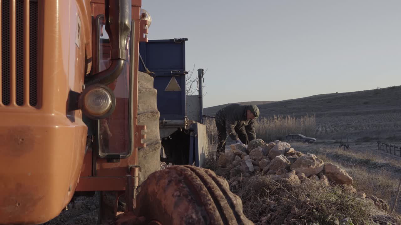 hombre viejo con roca áspera en la mano
