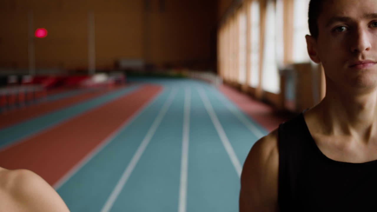 달리기 트랙 에 있는 세 명 의 운동 선수 들