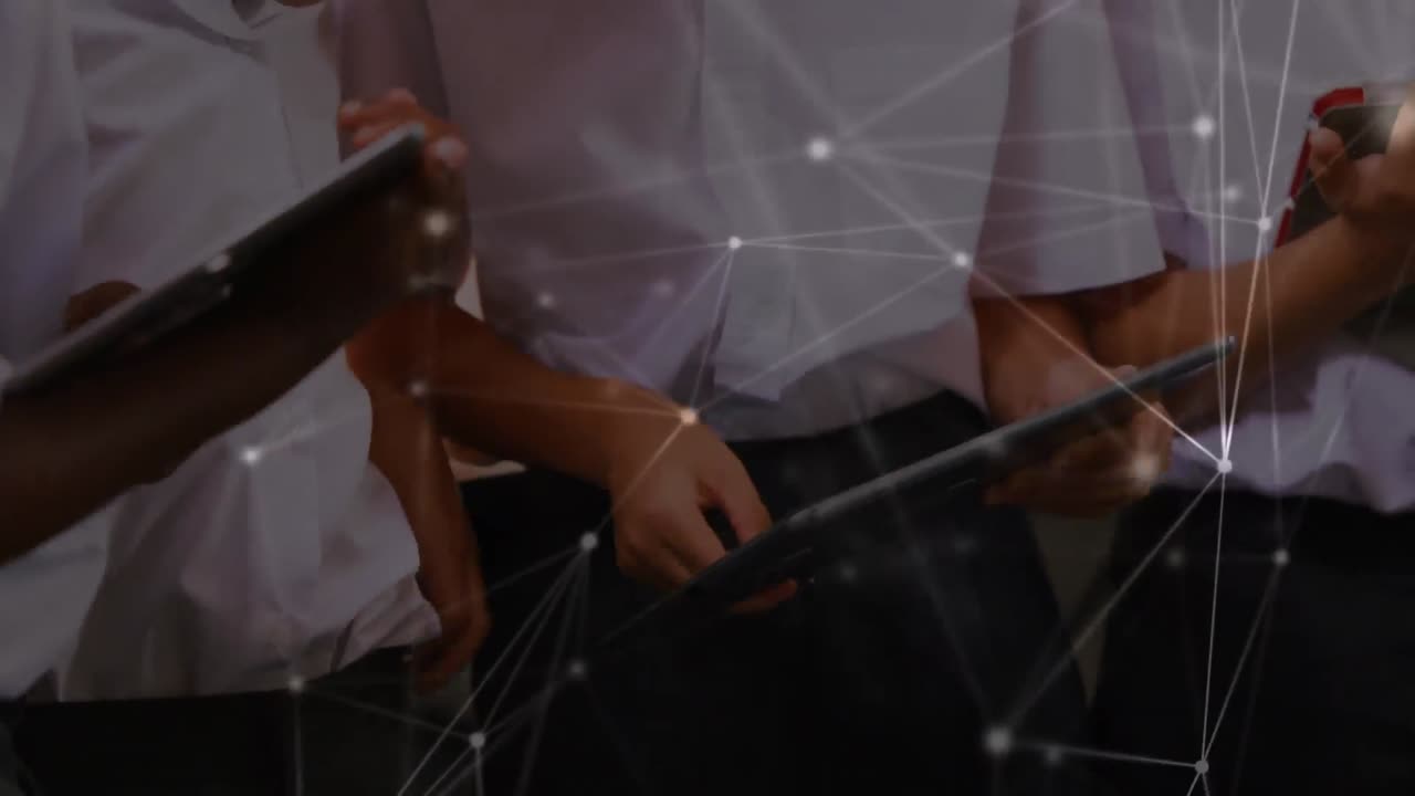 교실에서 태블릿을 사용하는 학교 학생들을 통해 이동하는 연결 네트워크의 애니메이션