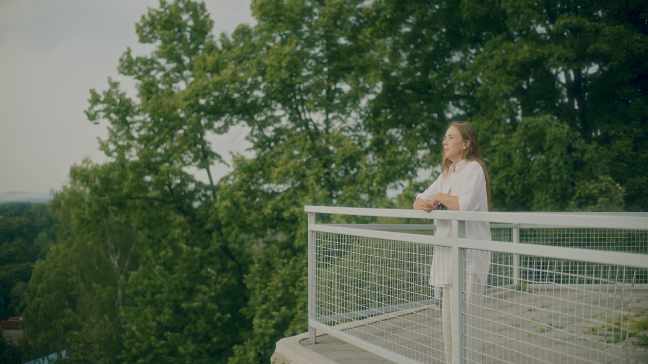 retrato de una mujer contemplativa y reflexiva