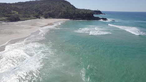 Olas-Del-Océano-Salpicando-En-La-Orilla-Arenosa-De-La-Playa-Del-Sol-En-Queensland,-Australia---Toma-Aérea-De-Drones