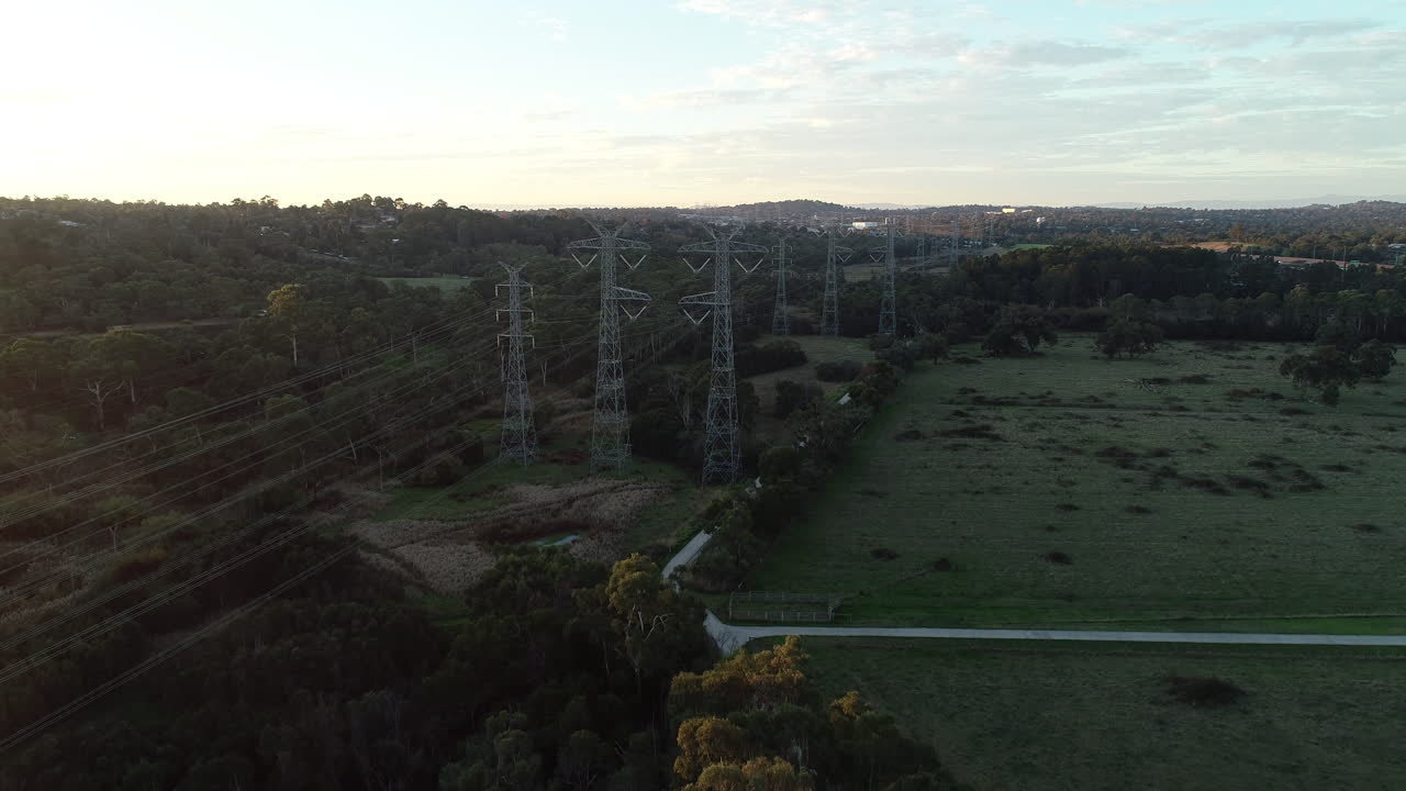 늦은 오후에 그린벨트를 가로지르는 전력선 옆의 공중 접근 및 악센트