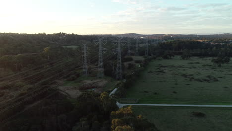 Enfoque-Aéreo-Y-Acento-Junto-A-Las-Líneas-Eléctricas-Que-Cruzan-El-Cinturón-Verde-Durante-La-Tarde