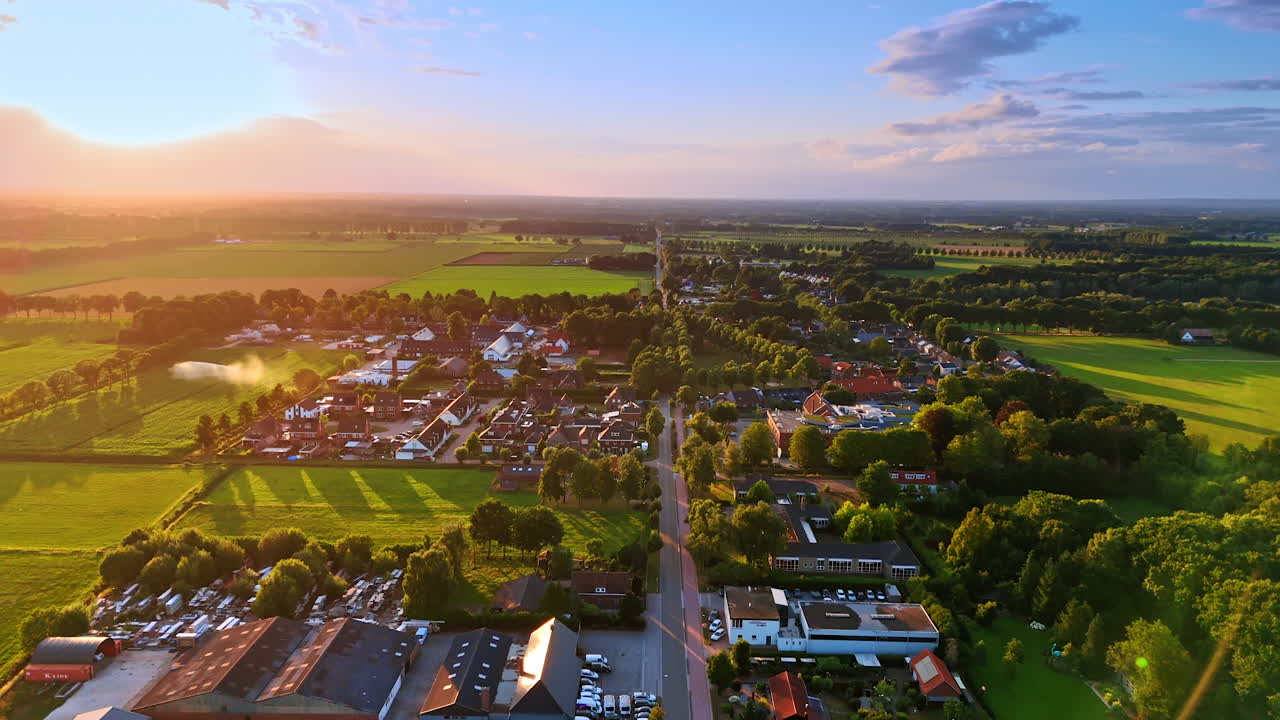 Prachtig landschap van een mooi pittoresk landelijk gebied. Dronebeelden boven het platteland met weelderig groen bij zonsondergang