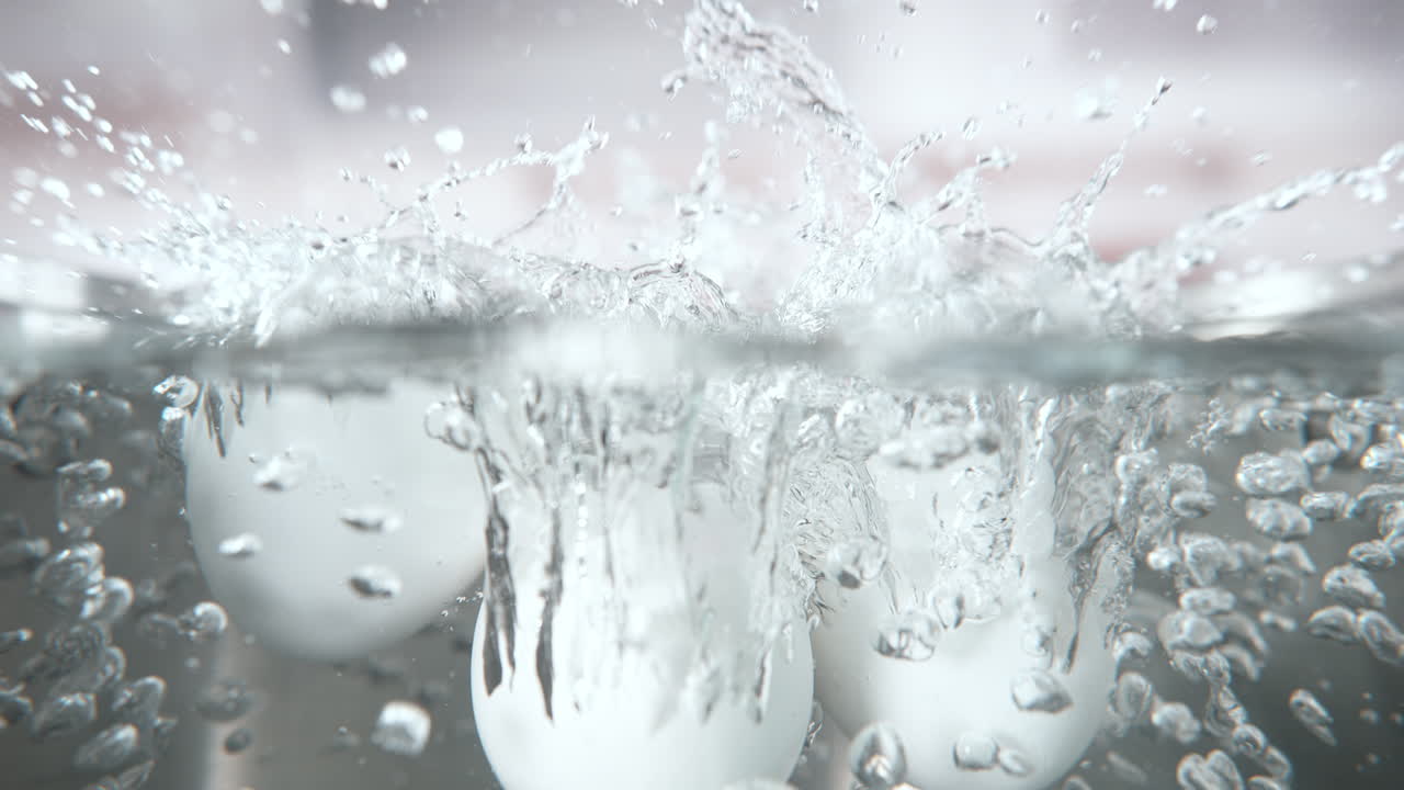 질을 가진 달은 는 물의 비에 떨어지고 뜨거운 액체, 매크로 및 느린 모션에 가라앉습니다.