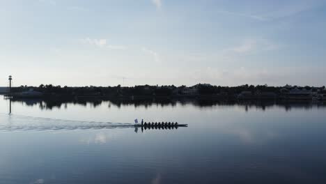 Un-Club-De-Fila-Practica-Remo-Por-La-Mañana-Durante-El-Amanecer