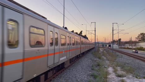 Athener-U-Bahn-Kommt-Im-Morgengrauen-Am-Bahnhof-Pallini-An