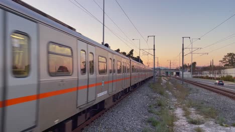 tren subterráneo de atenas llegando a la estación pallini al amanecer