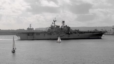 San-Diego-Kriegsschiff-Neben-Einem-Segelboot