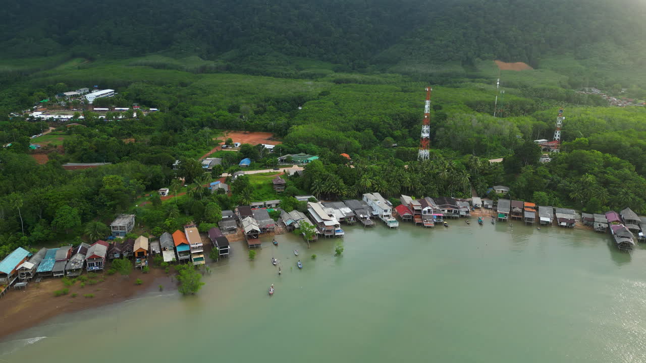 edificios frente al mar del casco antiguo de koh lanta, tailandia, vista aérea