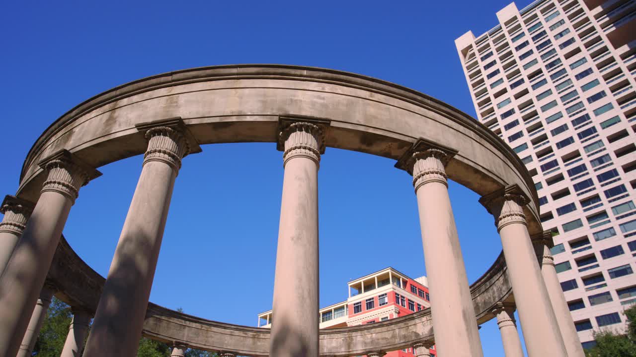 휴스턴 박물관 구역에 있는 메 록웰 컬러네이드 기념비의 낮은 각도