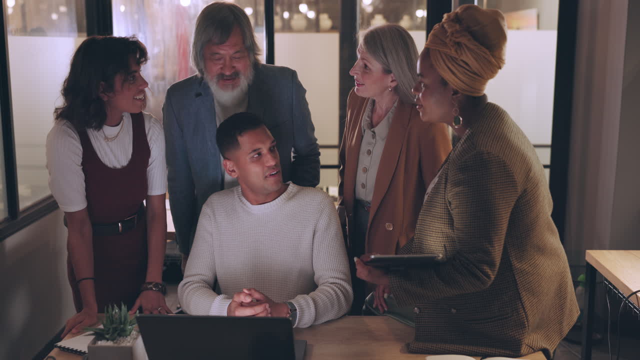 노트북, 태블릿 및 비즈니스 사람들 팀워크