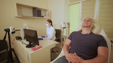 pruebas cerebrales del paciente utilizando la encefalografía en el centro médico