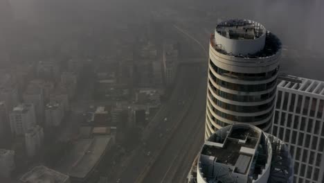paisaje urbano nebuloso con construcción y tráfico