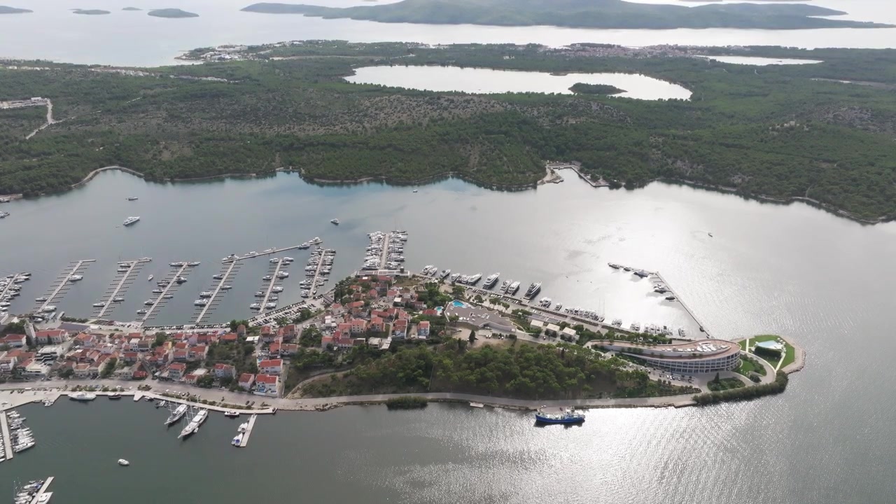 Şibenik'in marinası ve lüks oteli, havadan görünüm.
