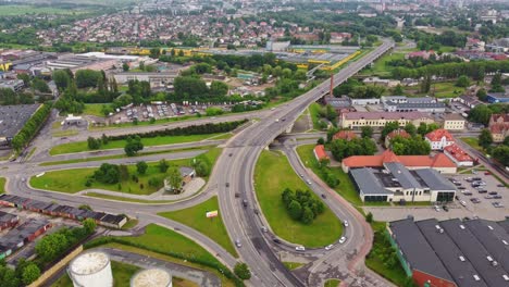 Vista-Aérea-De-Klaipeda,-Lituania,-Con-La-Autopista-Y-Sus-Alrededores.