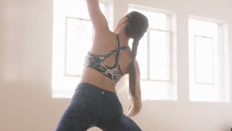 Schöne-Yoga-Frau,-Die-Einen-Gesunden-Lebensstil-Ausübt-Und-Die-Reverse-Warrior-Pose-übt,-Genießt-Das-Training-Im-Studio-Und-Trainiert-Achtsamkeits-Atemübungen